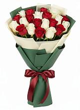 Букет Микс из красных и белых роз в Дичне
