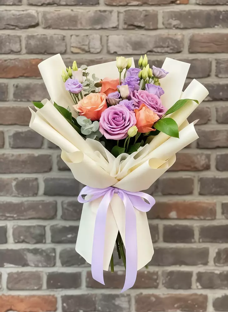 Букет цветов из: Лизиантусы и Розы в Дичне