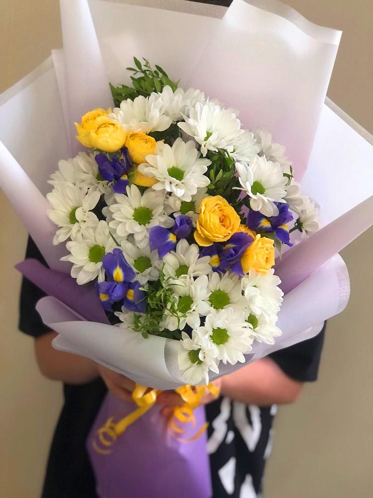 Букет цветов из: Ирисы, Хризантемы и Розы в Дичне