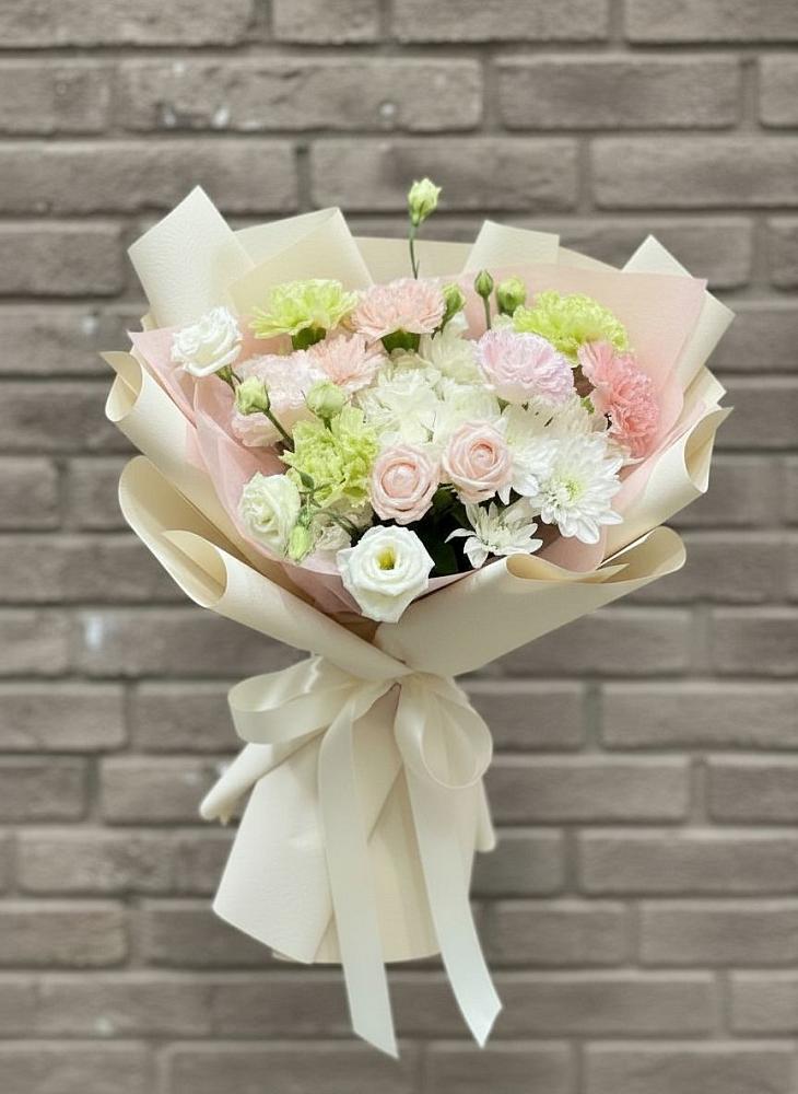 Букет цветов из: Гвоздики, Розы, Лизиантусы и Хризантемы в Дичне