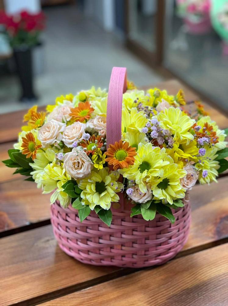 Цветочная композиция из Хризантемы и Розы в корзине в Дичне