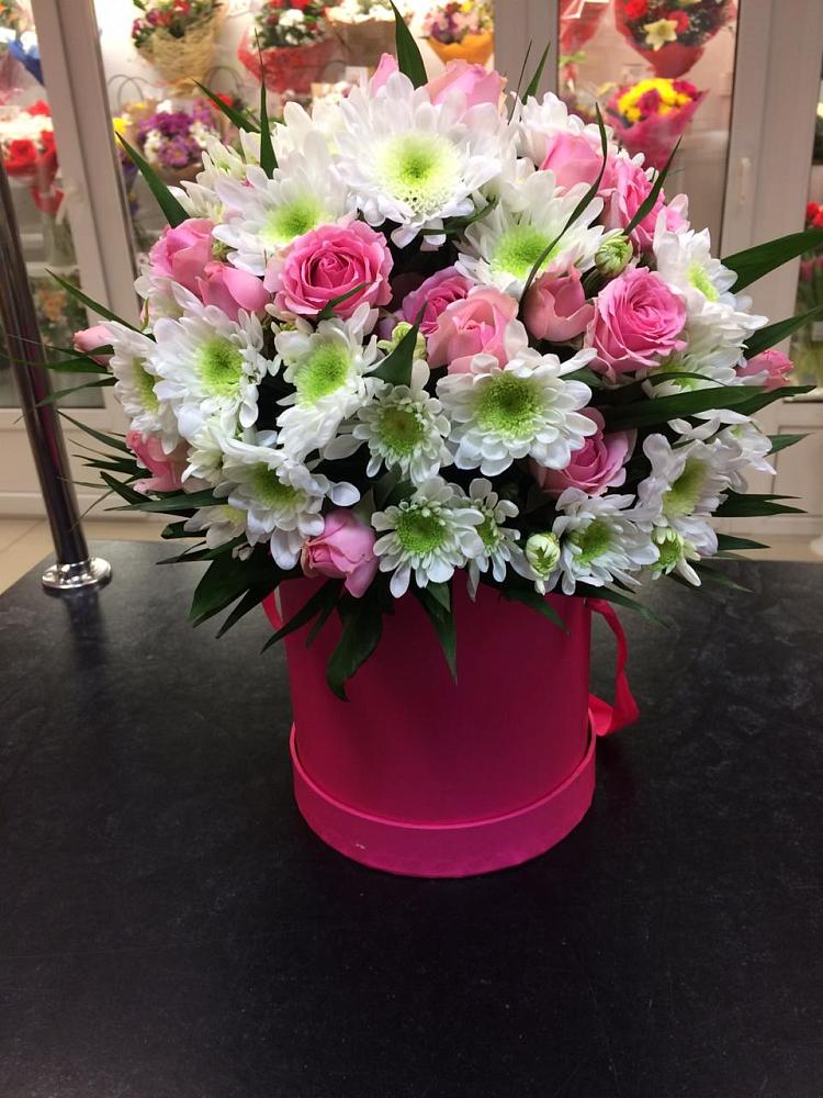 Цветочная композиция из Розы и Хризантемы в шляпной коробке в Дичне