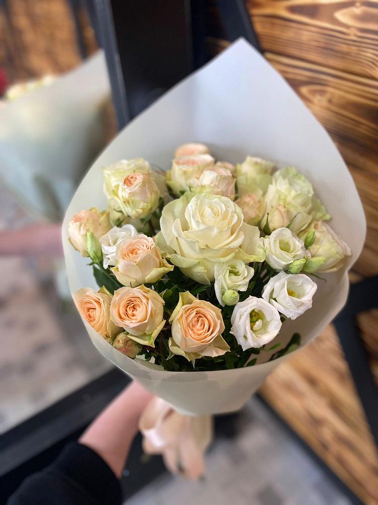 Букет цветов из: Розы и Лизиантусы в Дичне